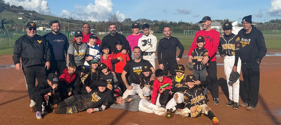 Los Miners celebran un amistoso muy especial